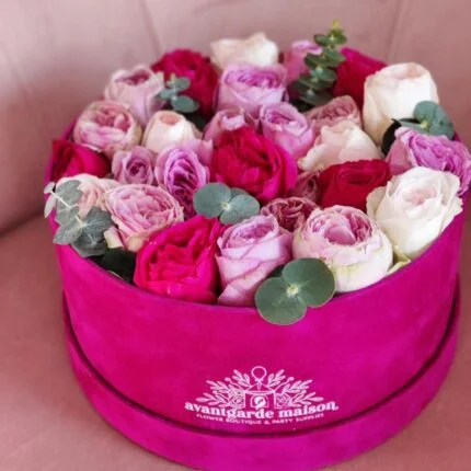 Acest produs contine cutie personalizata, mini rosa garden, baby eucalipt si alte materiale ( ambalaj/ panglica etc).Pretul produsului ales din magazinul Florariei Avantgarde, include o felicitare personalizata