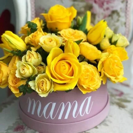 aranjament floral in cutie personalizata pentru mama trandafiri si lalele floraria avangarde
