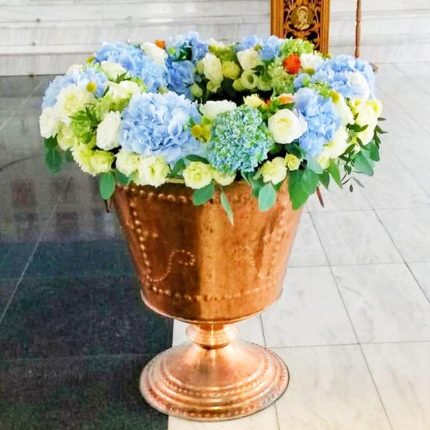 aranjament floral pentru cristelnita de botez floraria avantgarde
