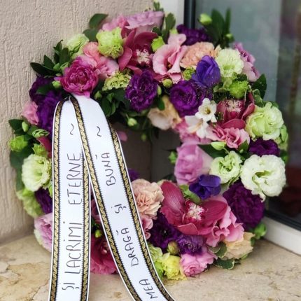 coroana funerara cu trandafir, orhidee, lisianthus, mini rosa, garoafa, fountaine si alte materiale de la floraria avantgarde din severin