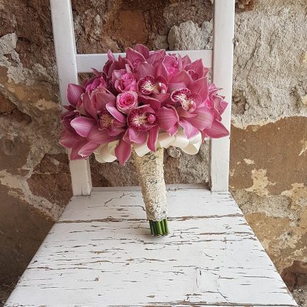 Acest produs contine mini rosa, orhidee cymbidium si alte materiale. Pretul produsului ales din magazinul Florariei Avantgarde, include o felicitare personalizata, cu textul ales de dvs.