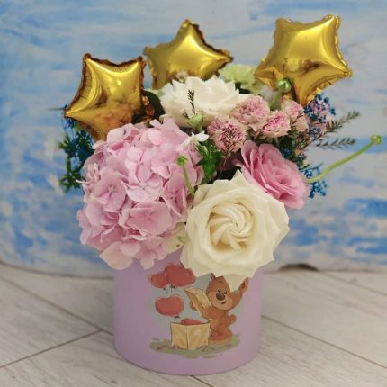 Acest produs contine hortensia, trandafir, mini baloane folie si alte materiale. Pretul produsului ales din magazinul Florariei Avantgarde, include o felicitare personalizata, cu textul ales de dvs.