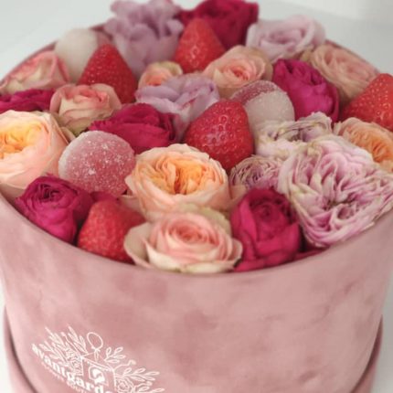 Acest produs contine mini rosa, capsune, jeleuri si alte materiale. Pretul produsului ales din magazinul Florariei Avantgarde, include o felicitare personalizata, cu textul ales de dvs.
