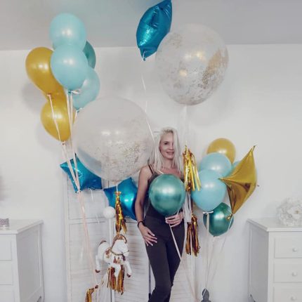 Buchet baloane (cu heliu)- Disponibil doar umflat cu heliu pentru Drobeta Turnu Severin Buchetul contine 13 baloane din latex de 30 cm, 4 baloane din folie de 45 cm, 2 balonne jumbo cu sclipici de 90 cm, decoratiuni tissue pentru baloane, legate cu o rafie decorativa si o greutate pentru sustinerea buchetului de baloane. Baloanele din latex au un timp de plutire de 8-10h, iar baloanele din folie de minim 3 zile.
