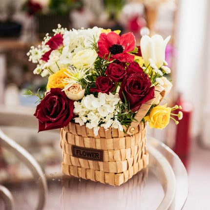 Acest produs contine hortensia, trandafir, mini rosa, santini, anmona, lalea si alte materiale. Pretul produsului ales din magazinul Florariei Avantgarde, include o felicitare personalizata, cu textul ales de dvs.